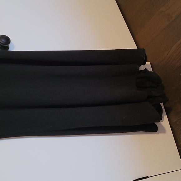 Black gown - Picture 3 of 5